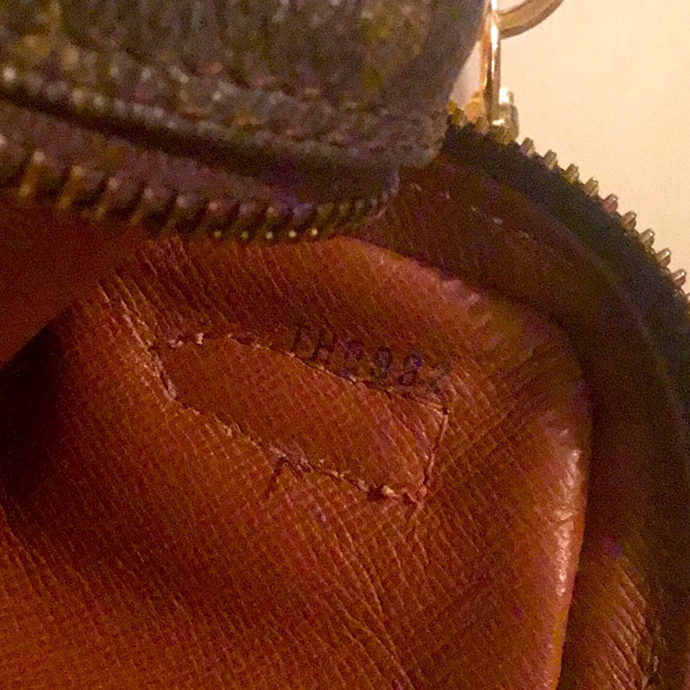 💯% real LOUIS VUITTON, crossbody/ cosmetic Monogram bag🦋 - Picture 5 of 6